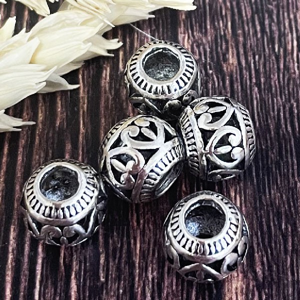 5 perles tibetaines ciselees coeurs argentees pour cuir 4mm