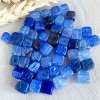 Fil de 50 perles carrées en agate naturelle bleu saphir 7mm