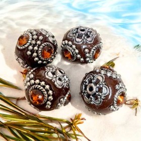 4 perles Kashmiri indonesiennes marron avec strass
