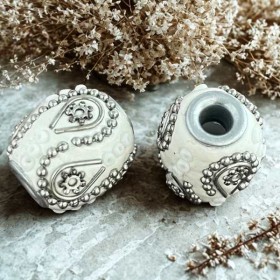 Perle Kashmiri ovale blanc et argent avec perles