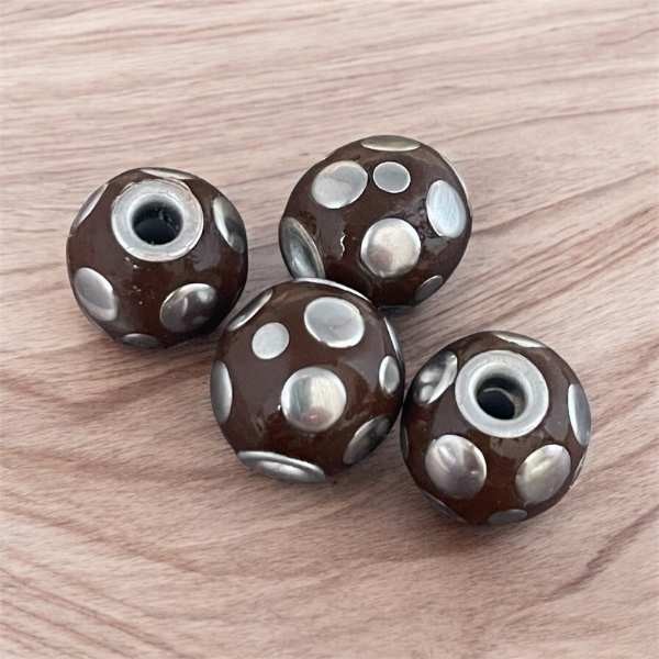 4 perles Kashmiri indonesiennes marron et metal argente