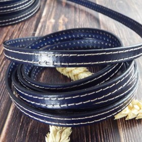 Cordon cuir plat 10mm bleu marine coutures blanches en gros