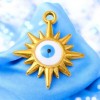 Pendentif soleil et oeil chance emaille acier inoxydable dore 21mm
