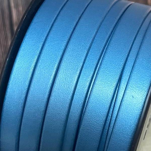 Cuir plat 10mm bleu nacre