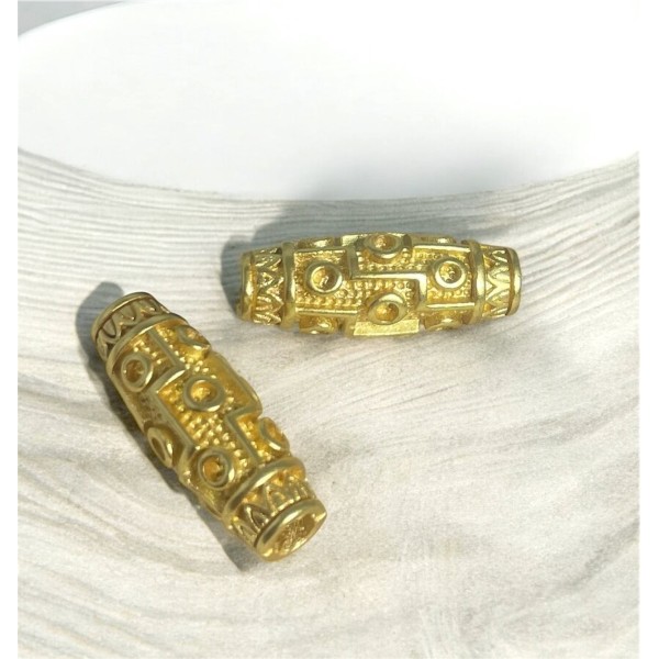 Perle ciselee ethnique ogive tibetain dore antique 27mm interieur 4mm