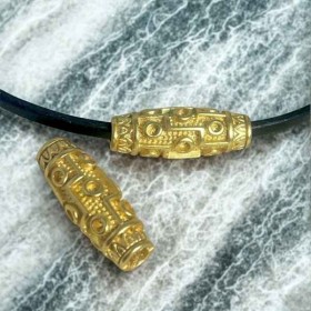 Perle ciselee ethnique ogive tibetain dore antique 27mm interieur 4mm