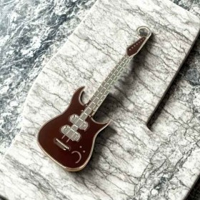 Grand pendentif guitare laiton et email marron 60mm
