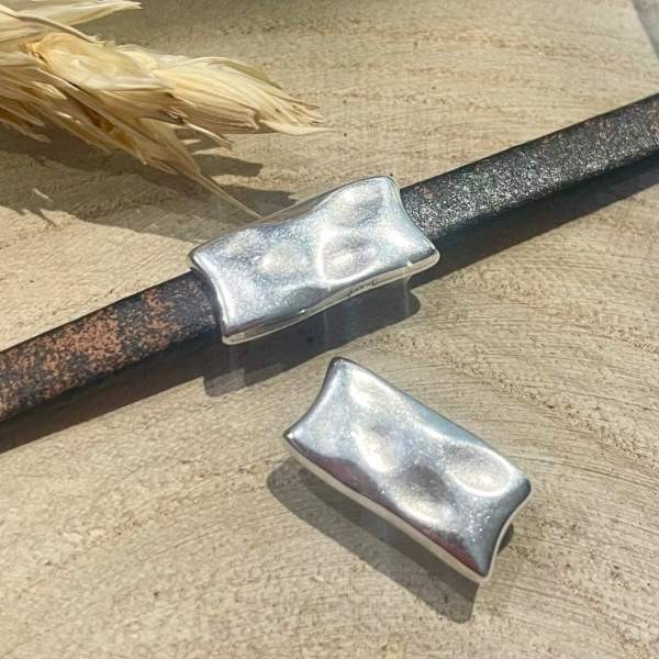 Passe cuir rectangle martele plaque argent pour cuir 5mm