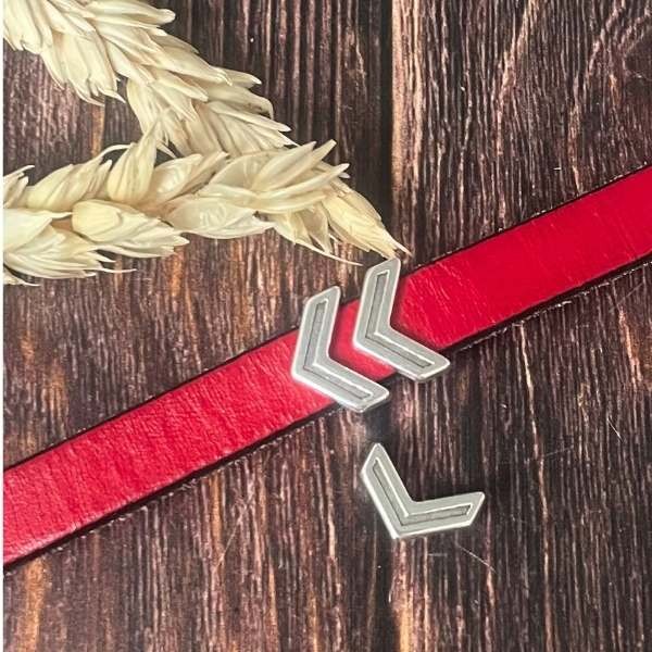 Passe cuir fleche ciselee plaque argent pour cuir plat 10mm