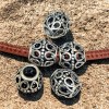 5 perles tibetaines ciselees ethniques argentees pour cuir 4mm