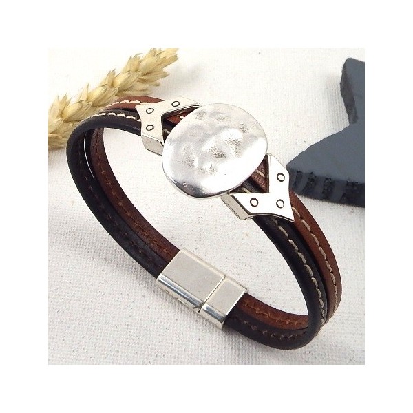 Exemple de bracelet fabriqué avec cuir plat 5mm couture marron avec passants ethniques