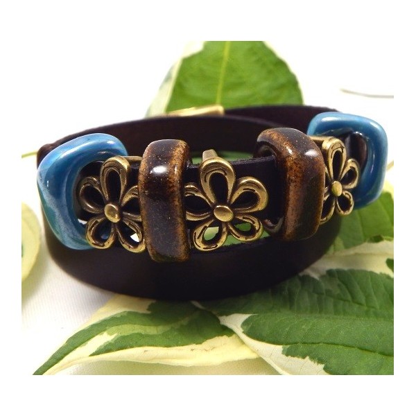 Bracelet cuir réalisé avec Perle passante ceramique bleu outremer 