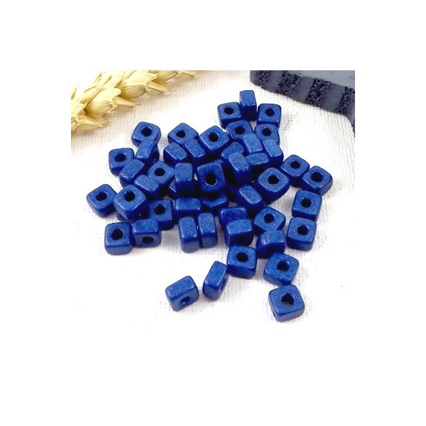 50 perles carrees ceramique artisanale bleu marine mat pour cuir 2mm