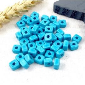 50 perles carrees ceramique artisanale bleu turquoise mat pour cuir 2mm