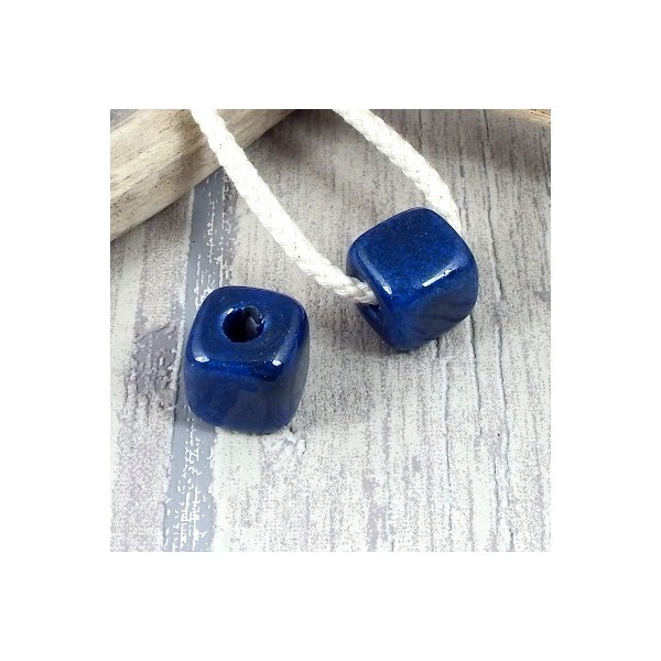 Perle passante cube bleues brillant pour cuir rond
