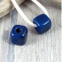 Perle passante cube bleues brillant pour cuir rond