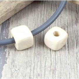 Perle passante cube ivoire brillant pour cuir rond