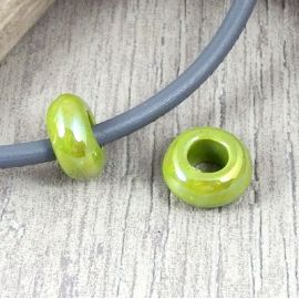 2 perles rondelles ceramique artisanale vert anis brillant cuir 5mm