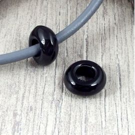 2 perles rondelles ceramique artisanale noir brillant cuir 5mm