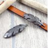 1 perle passante plume incurvee plaque argent 45x14mm cuir 10mm