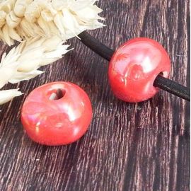 1 perle ronde ceramique artisanale rouge irise pour cuir 3mm