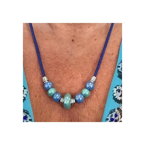 Kit collier cuir simili daim bleu vif et perles ceramique mers du sud