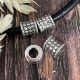 4 perles tibetaines ciseless argentees tonneau pour cuir 5mm